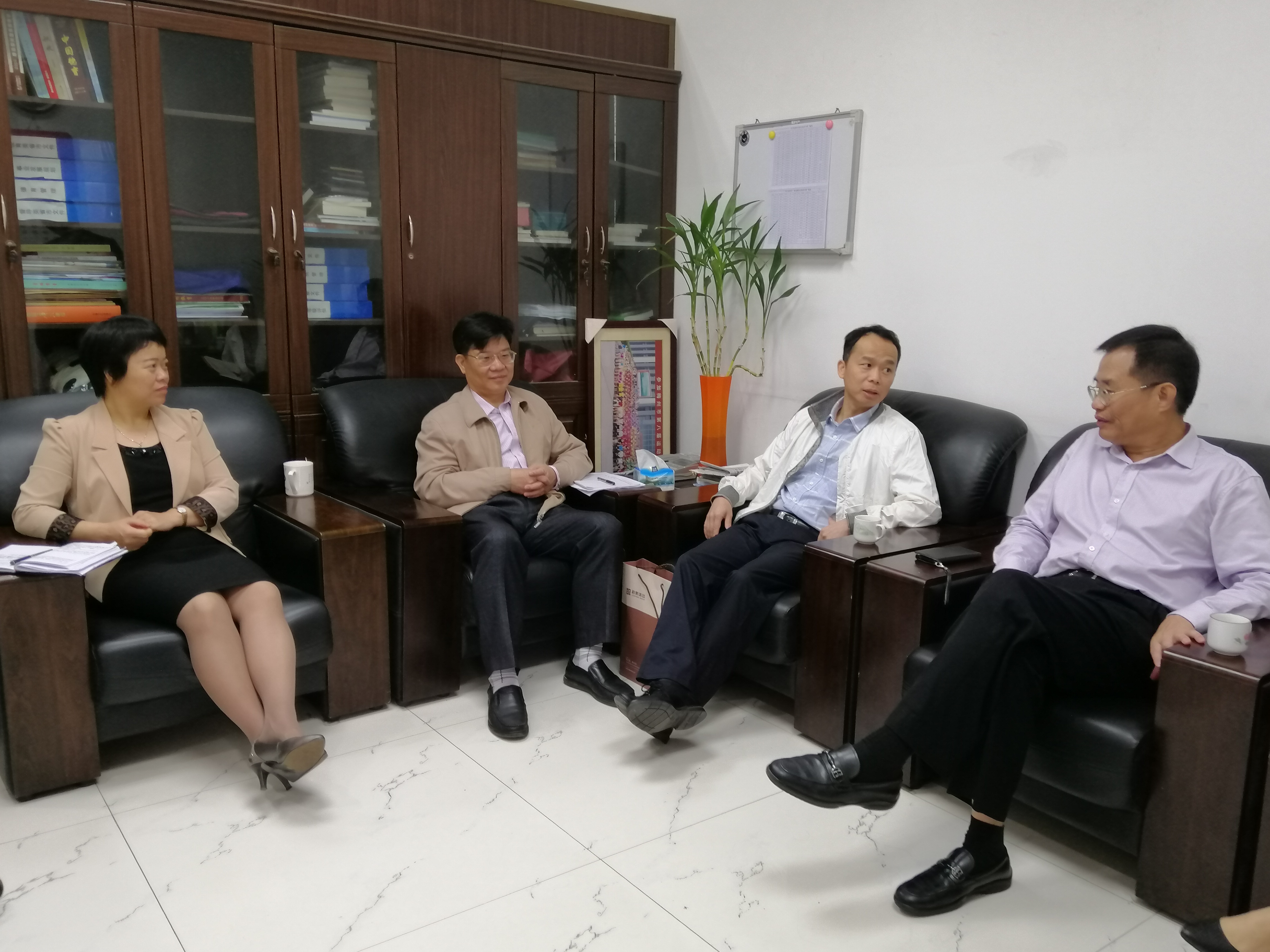 兴宁市教育局局长罗丽思、副局长张新金与调研小组亲切交流